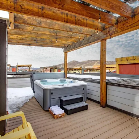 Bowtel Park City Rooftop Private Spa Pets New Listing, Walk To Multiple Shops & Restaurants!